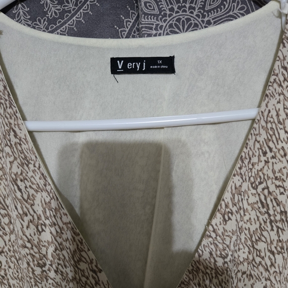 Very J Cream and Brown Patterned Top - Picture 1 of 3